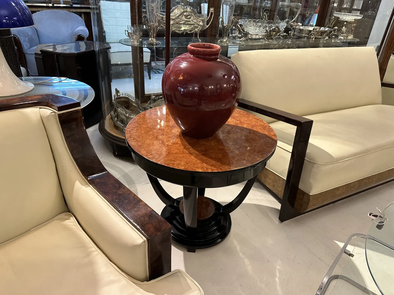 Vaso cerâmica antigo vermelho em mesa decorativa.