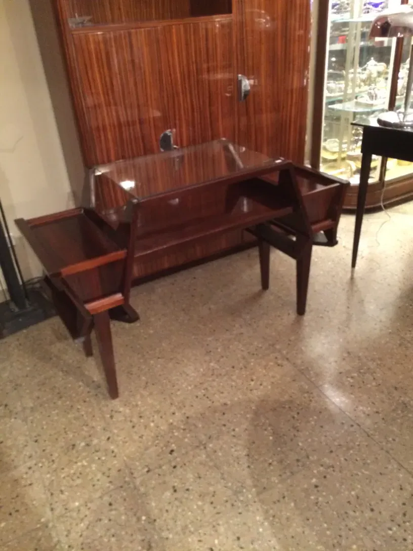 escritorio antigo com design elegante em um ambiente clássico