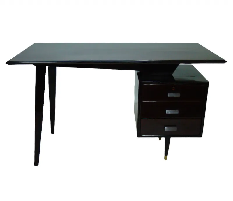 bureau ancien avec trois tiroirs et pattes élégantes