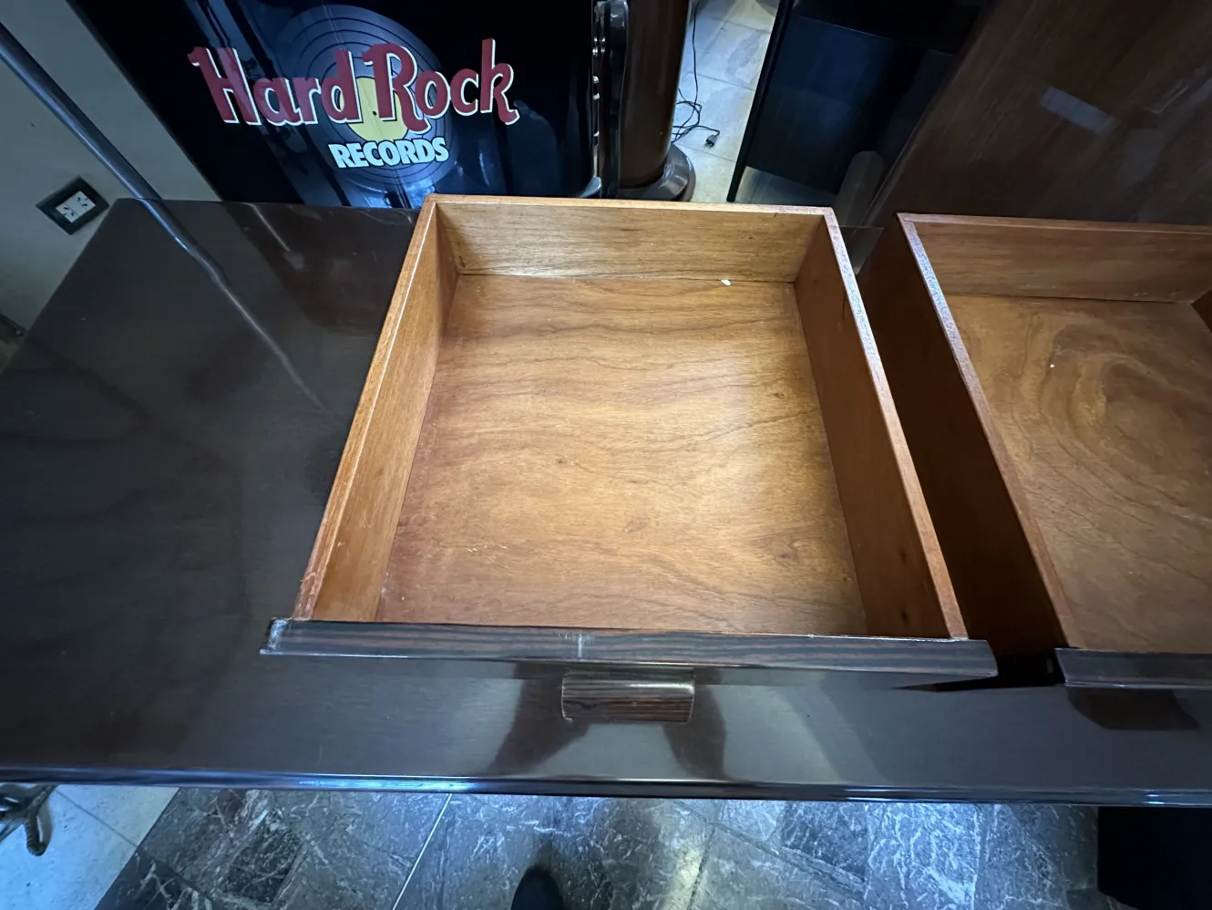 antiker Schreibtisch mit sichtbaren Schubladen, modernes Ambiente