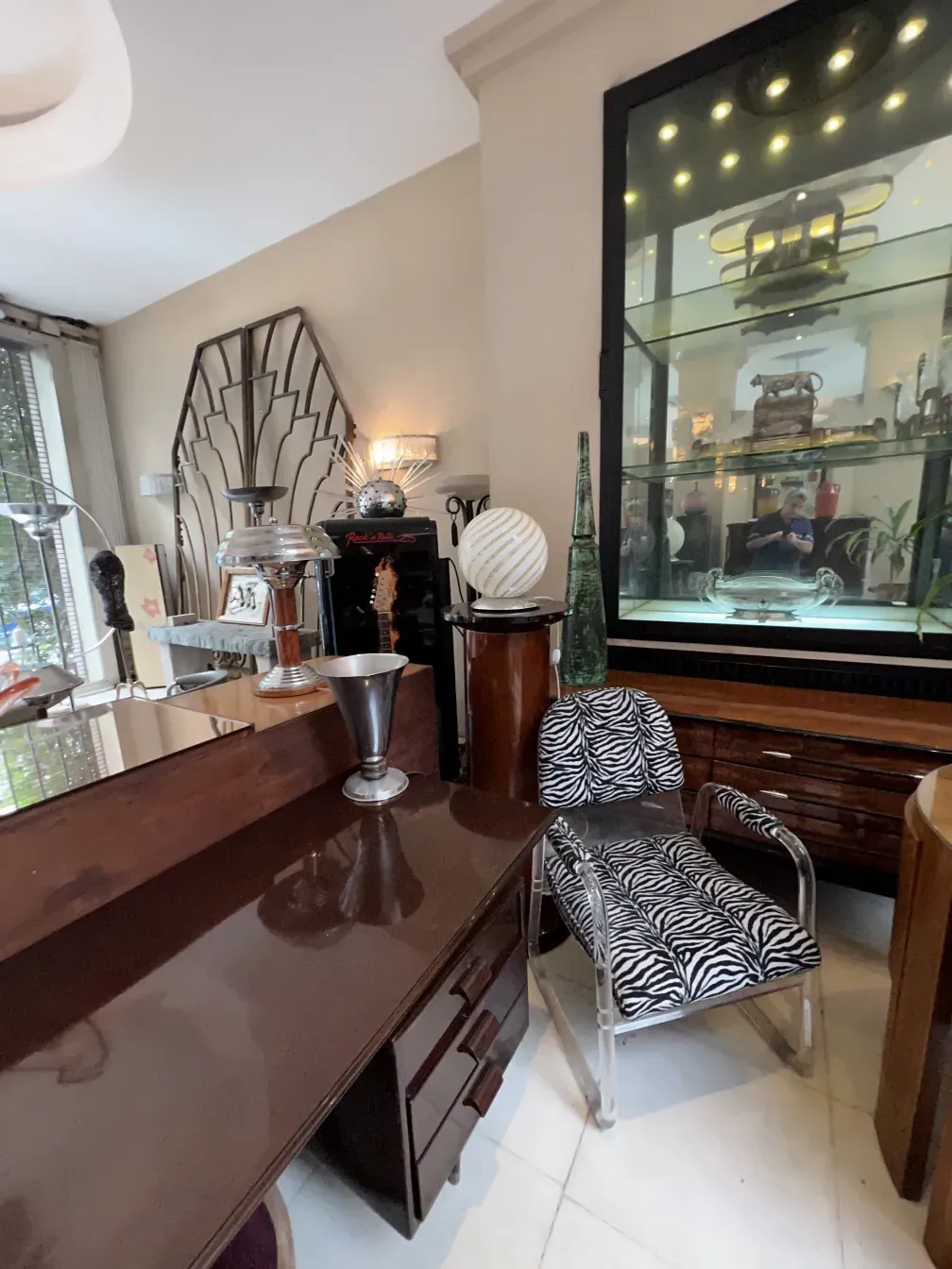 escritorio antigo em um ambiente decorativo com lâmpada e cadeiras