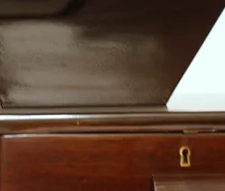 escritorio antido com tampa rebatível e fechadura