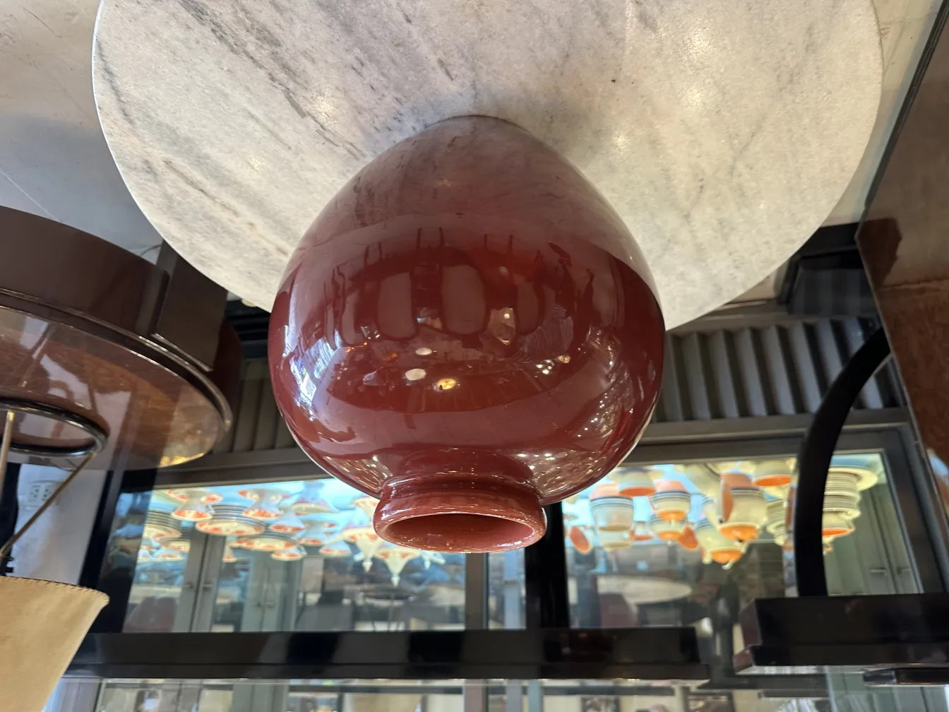 Antica ceramica di forma rotonda in un ambiente contemporaneo.