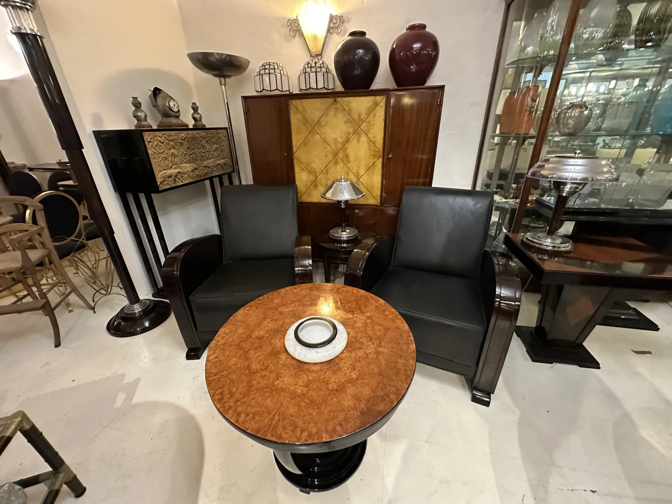 Mesa de centro com cerâmica antiga em ambiente elegante