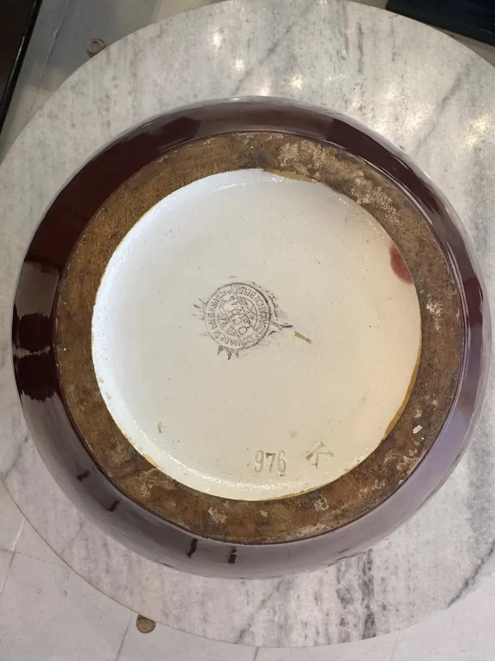 Bol antique en céramique de Boch Frères Keramis avec des détails uniques dans un cadre accueillant.