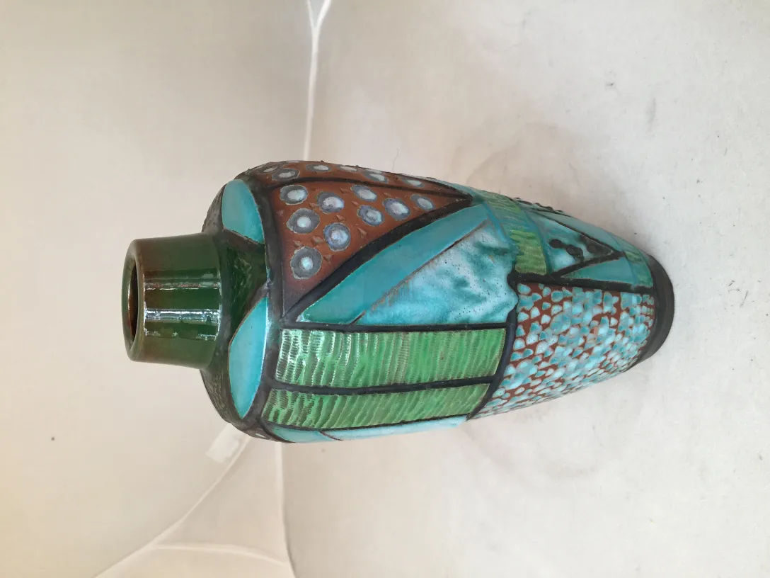 Vaso de cerâmica antiga com design colorido e detalhes únicos.