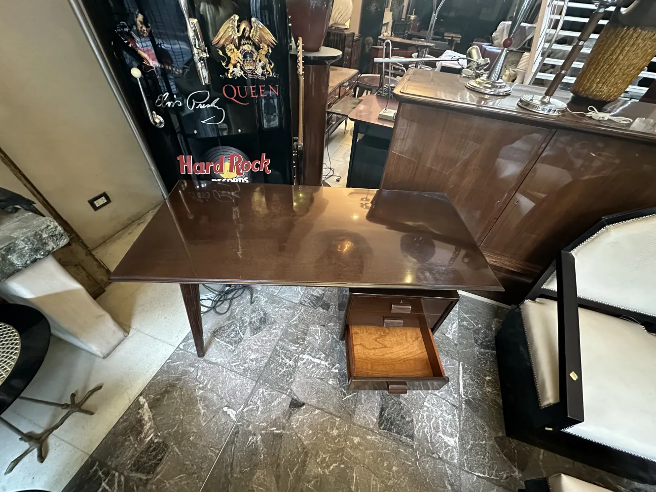 Escritorio antigo de madeira com um gaveta, em um ambiente elegante.