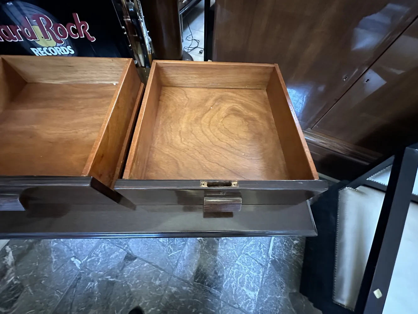 Sicht auf einen antiken Schreibtisch mit Holzschubladen