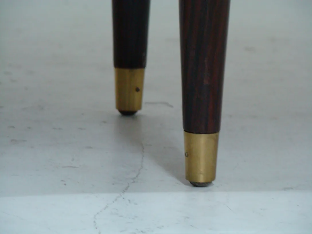 detalle de las patas de un escritorio antiguo con acabados