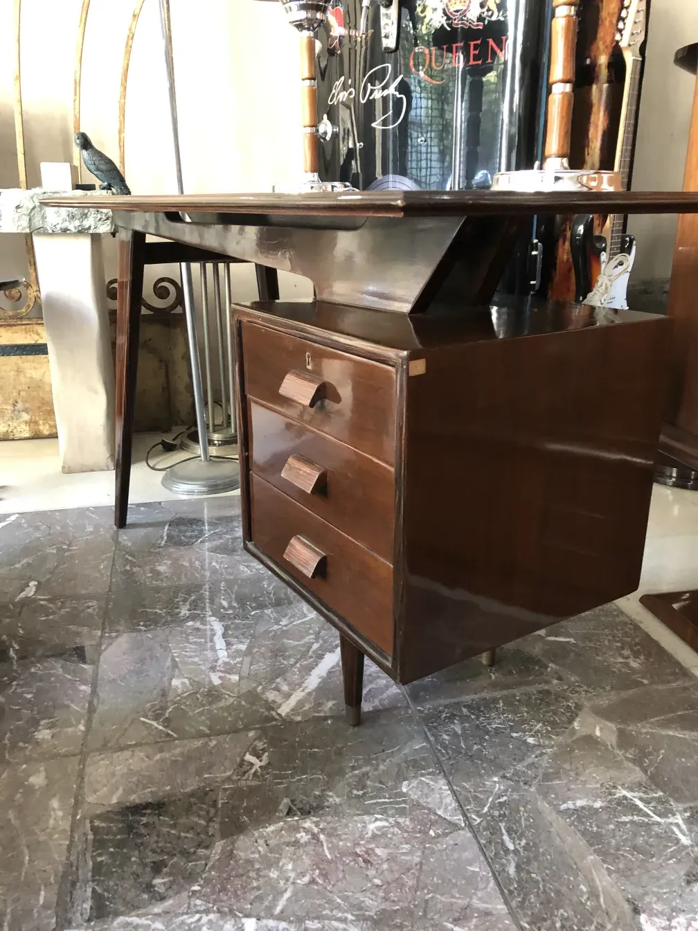 Scrivania antica in legno con due cassetti, ambiente classico.