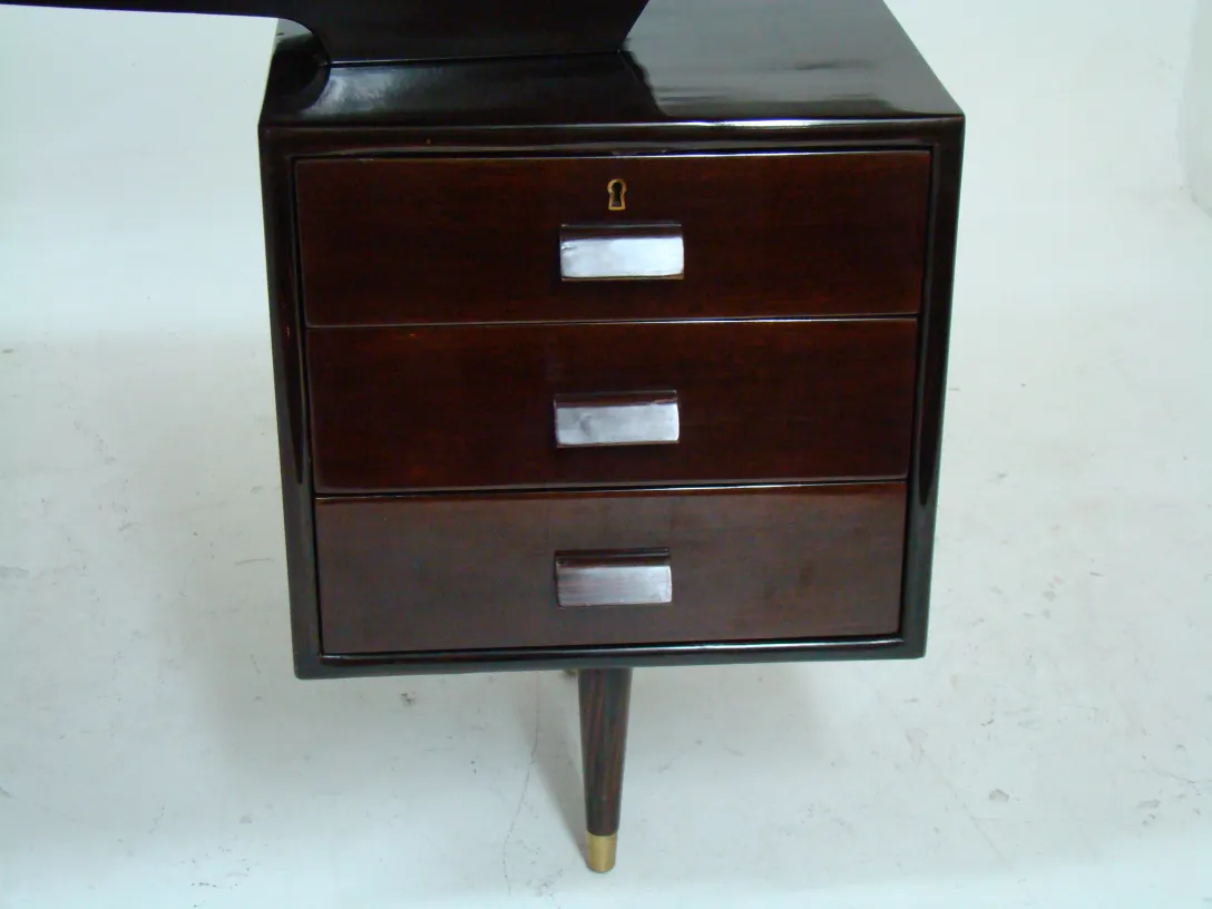 bureau ancien avec trois tiroirs, fond clair