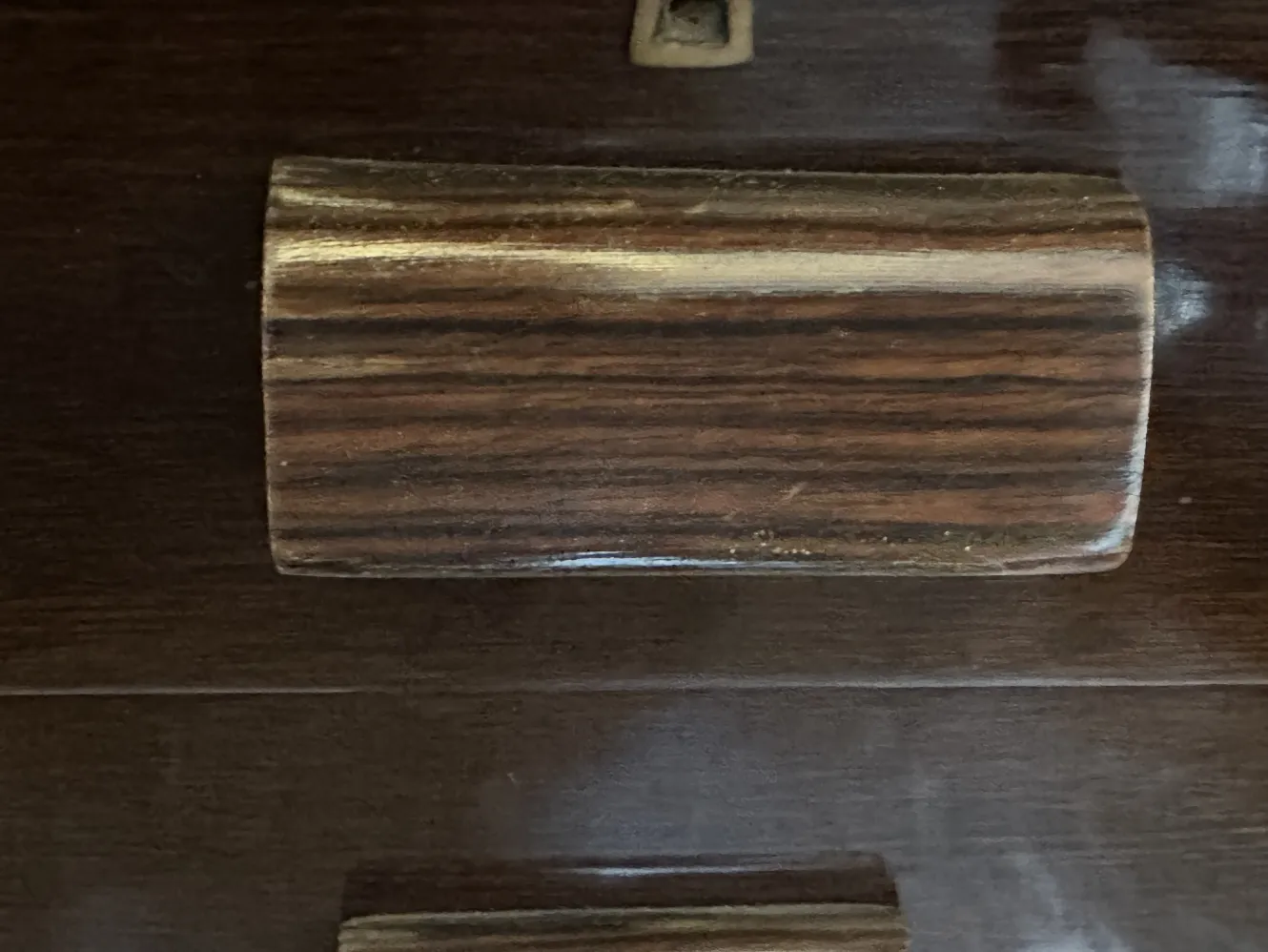 detalhe de um antigo escritório com puxadores elegantes, fundo escuro