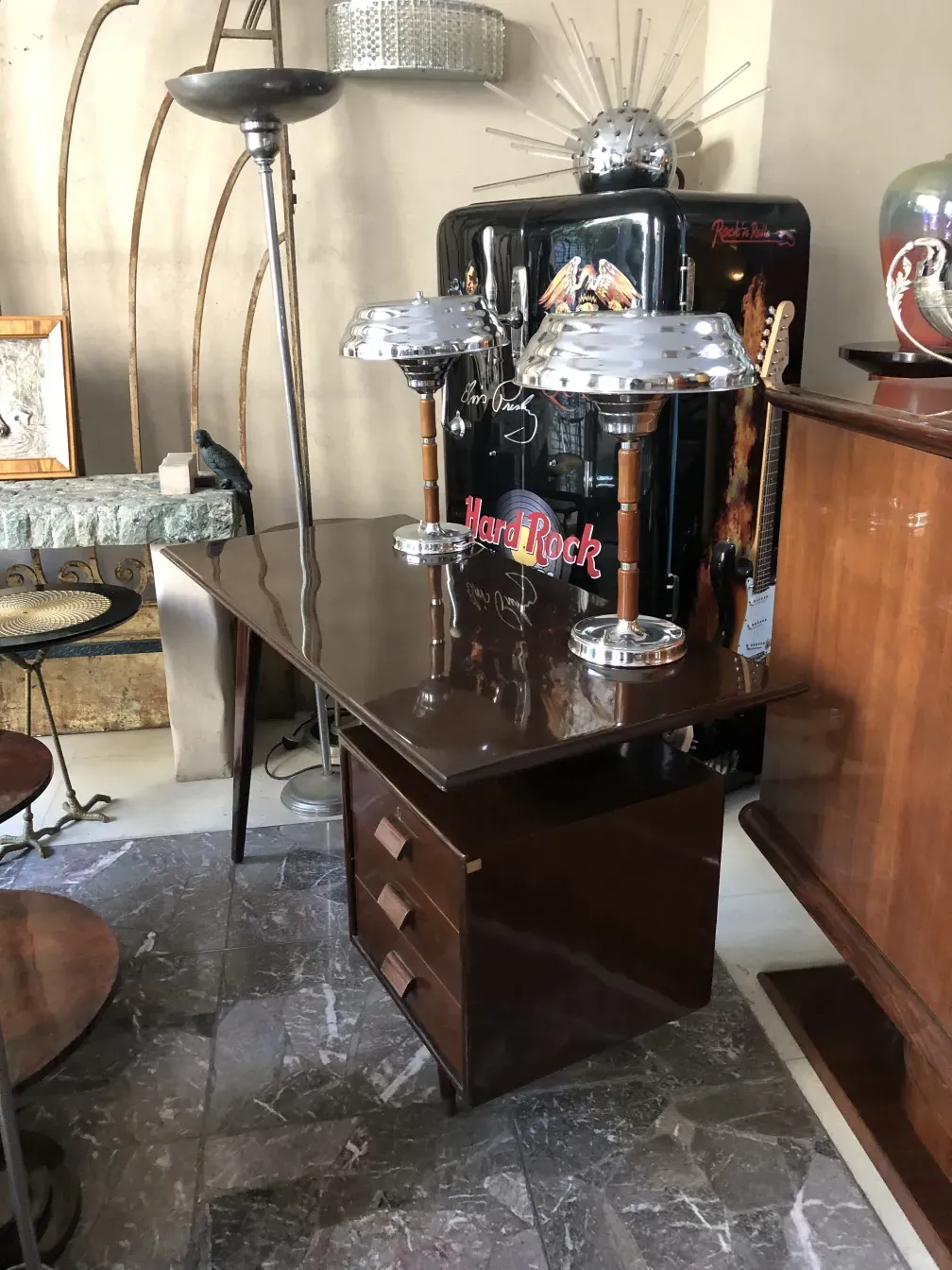 عرض مكتب قديم مع مصباح وزخرفة.