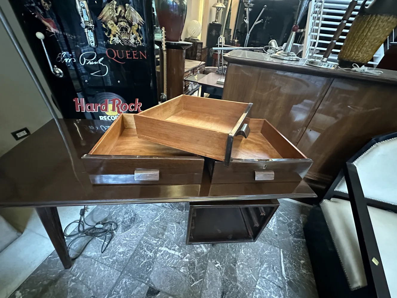 escritorio antigo com dois dispensadores em um ambiente elegante, detalhes visíveis.