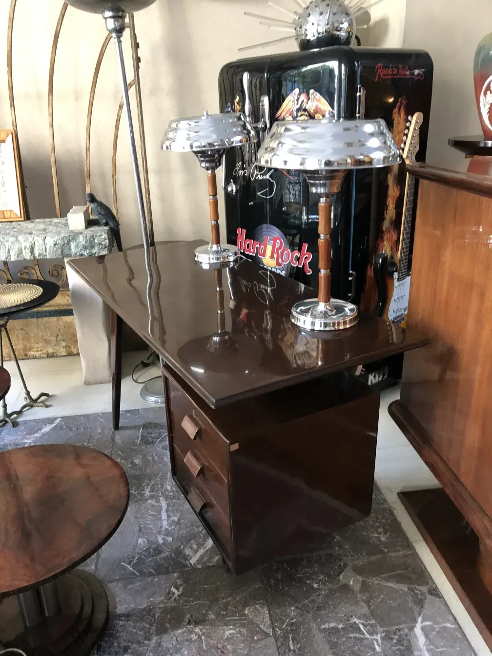 Alter Schreibtisch mit dekorativen Zubehör in einem eleganten Raum, einschließlich Lampe und Dekoration.