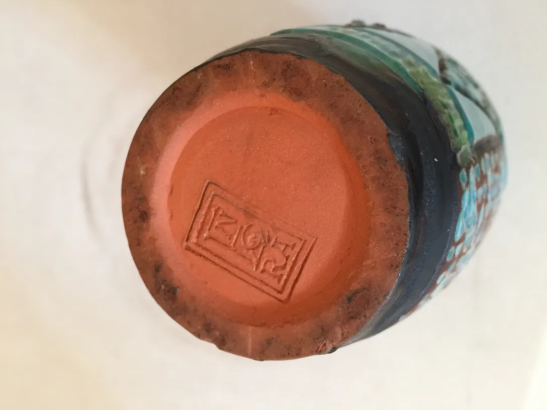 قاعدة من السيراميك القديم مزخرفة ملونة، عرض من الأسفل.