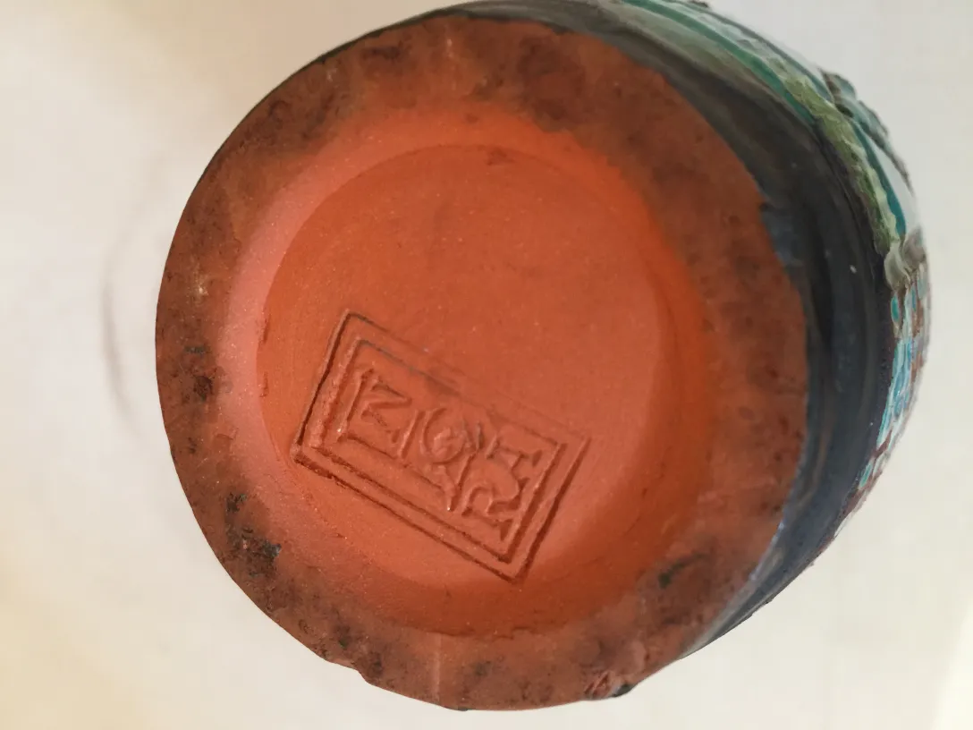 Parte inferior de uma antiga cerâmica decorativa com gravação.