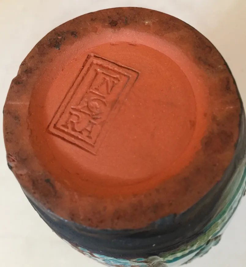 古老的装饰陶瓷底部细节，带有铭文。