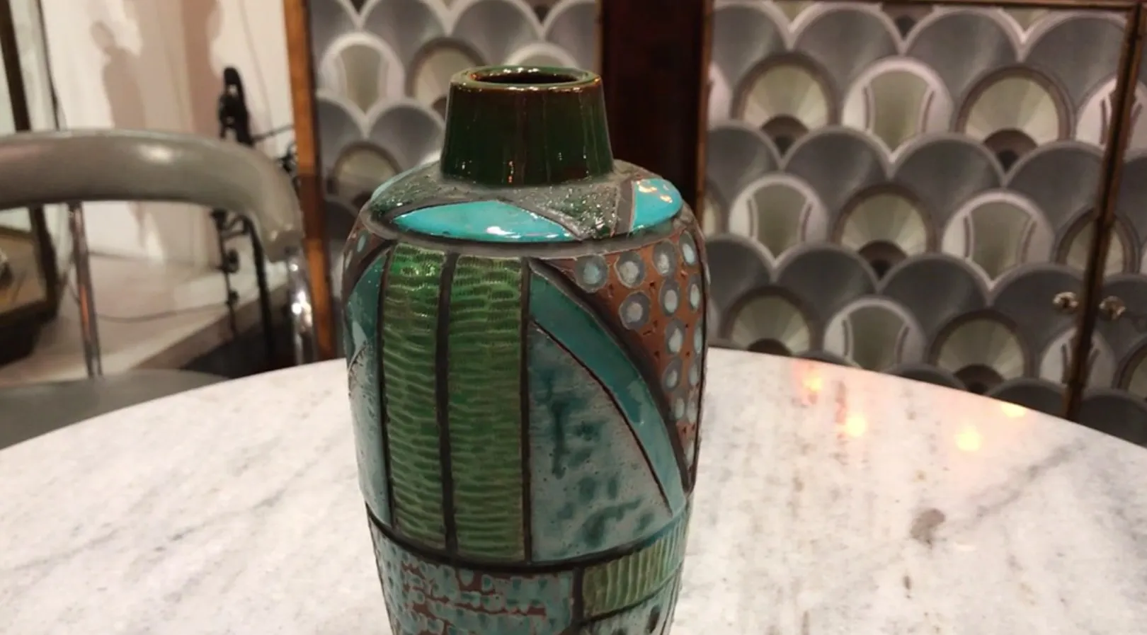 vaso de cerâmica antiga com cores vibrantes e padrões