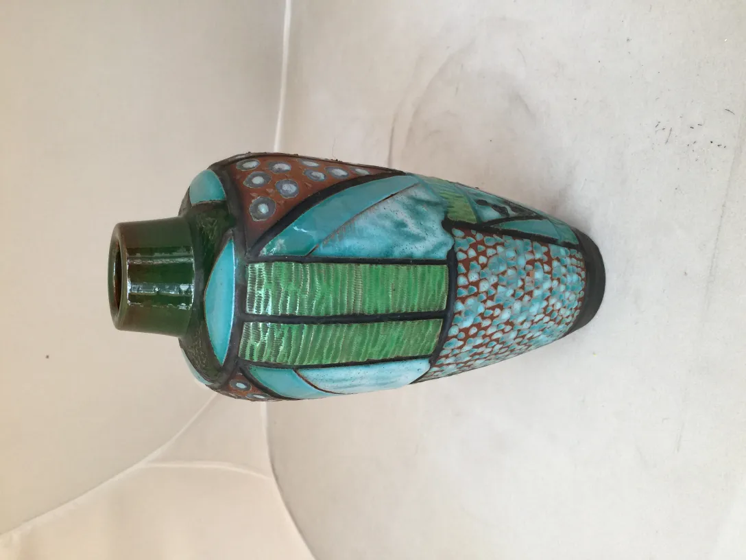 色鮮やかなデザインの古い陶器の花瓶。