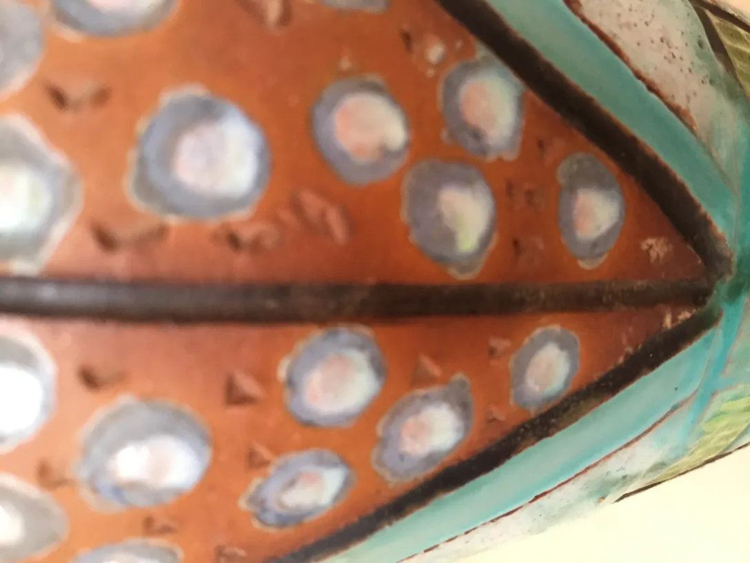 céramique ancienne colorée avec des motifs distinctifs