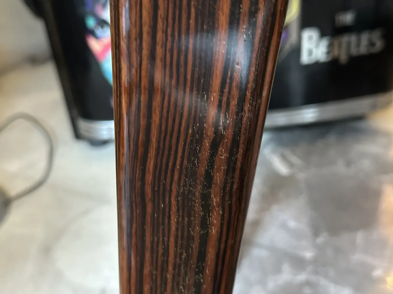 Detalles de un antiguo escritorio de estilo clásico con un hermoso acabado oscuro.