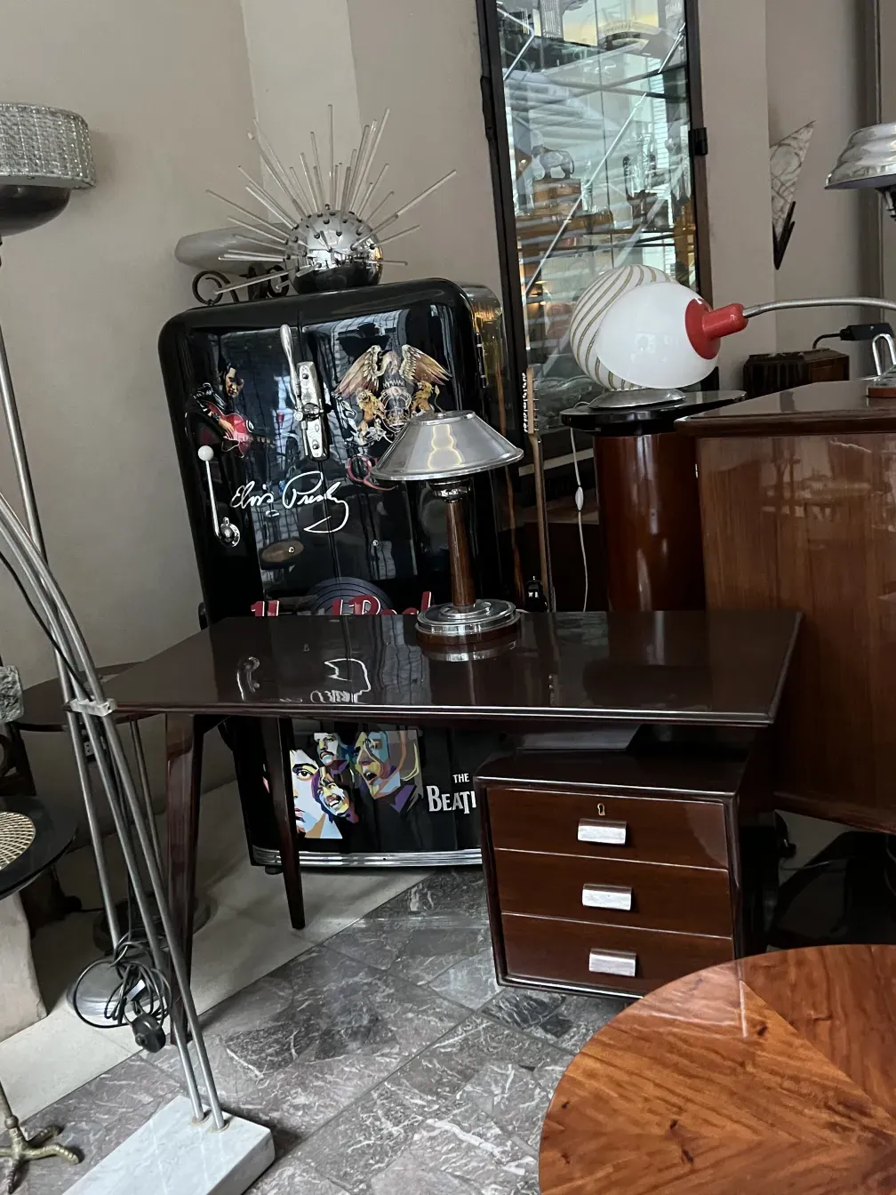 escritorio antigo com dois compartimentos e lâmpada moderna