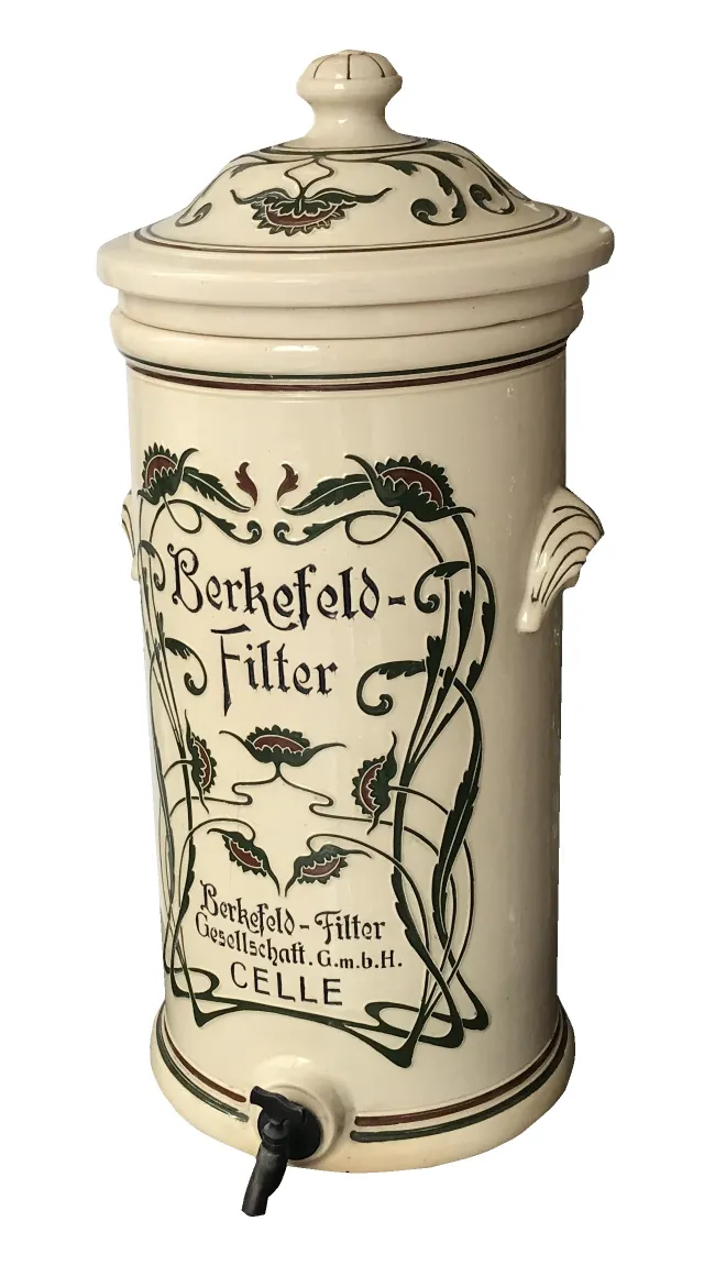 alte Keramik mit sanften floralen Motiven und einem Wasserhahn