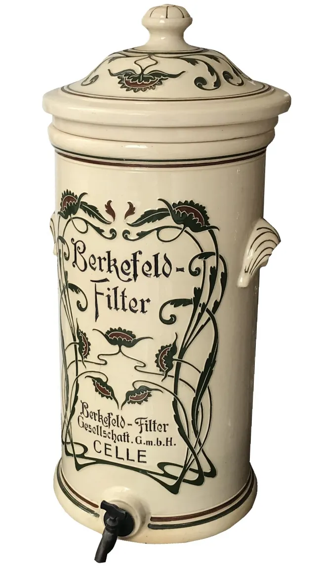 Antike Keramik mit floralem Dekor und glatter Textur.