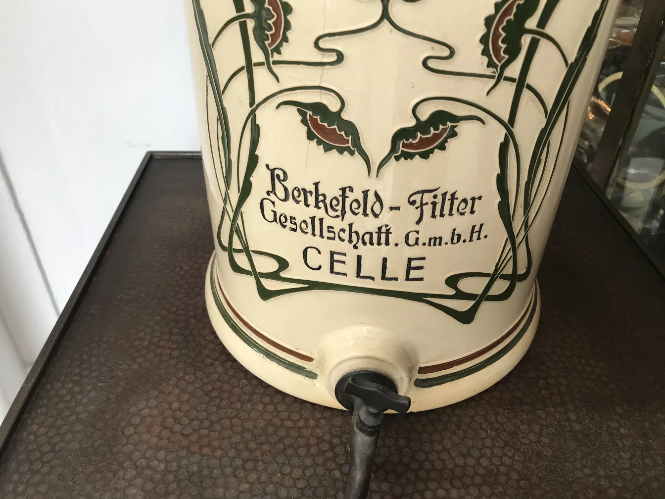 ancienne céramique Berkefeld avec motif floral et détails verts
