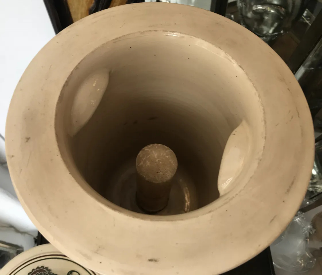 从上方看古老的陶瓷花瓶