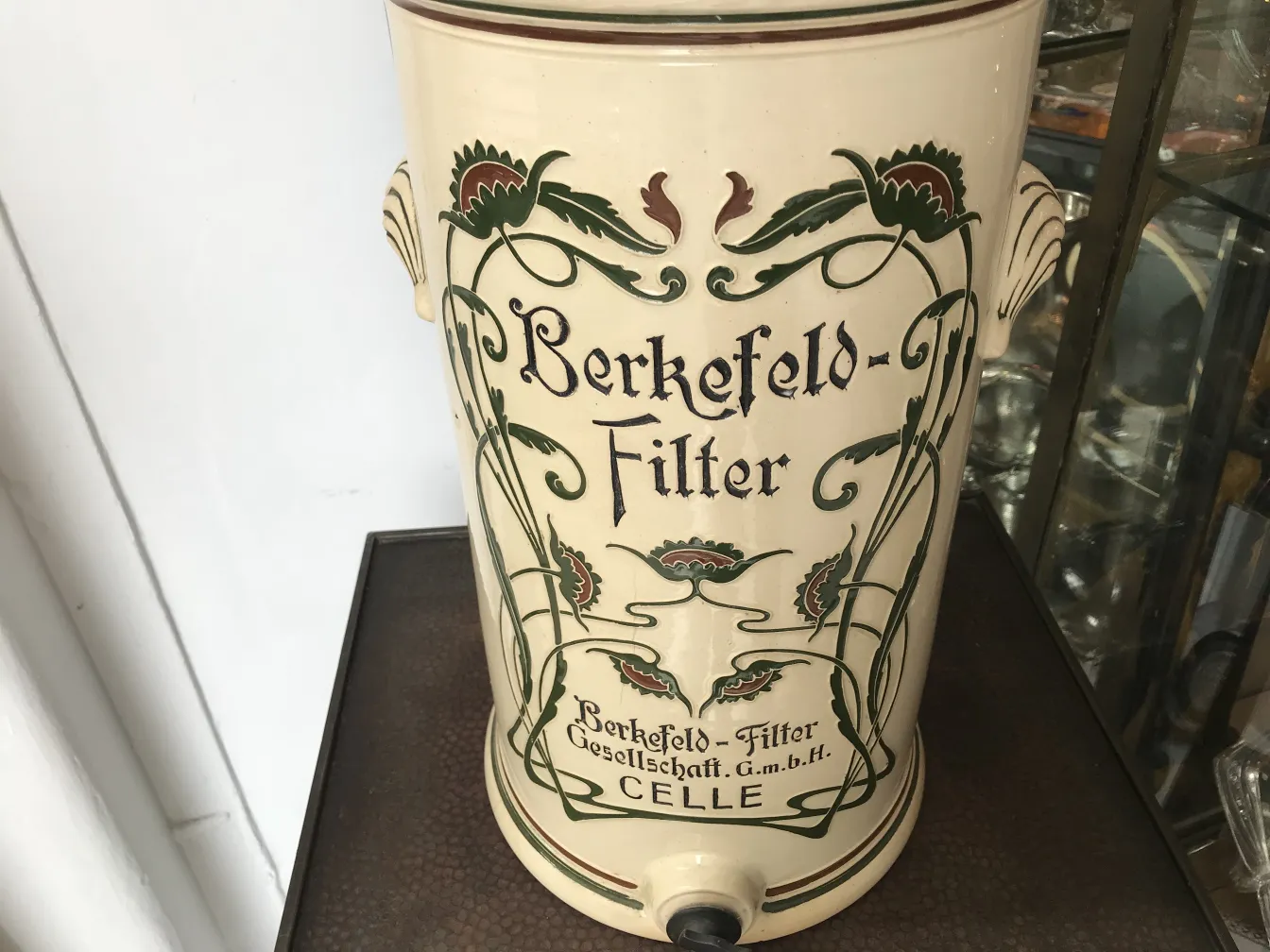 Antiga cerâmica Berkefeld com design floral e inscrições únicas.