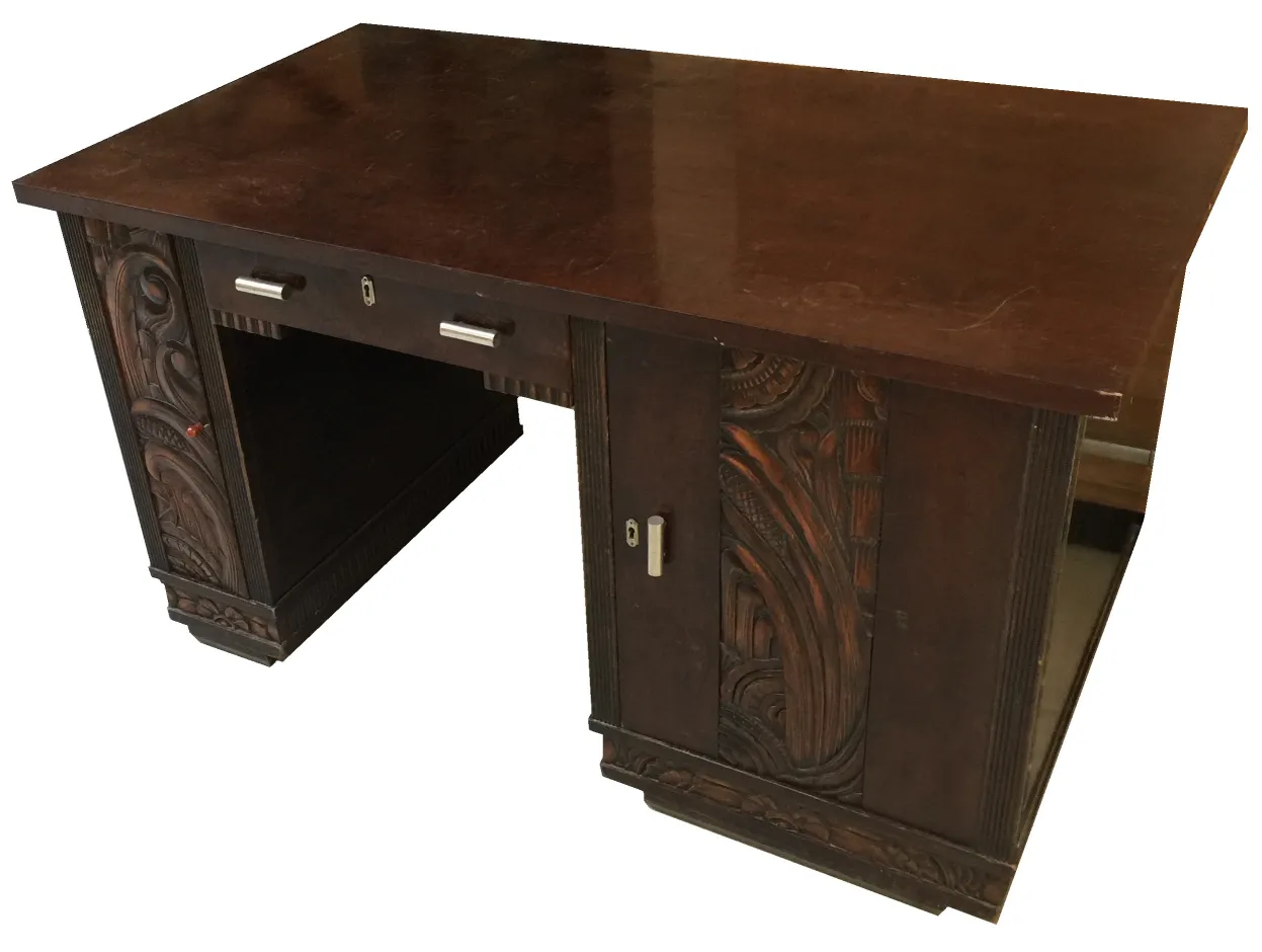 Escritorio antiguo con tallados decorativos en los paneles