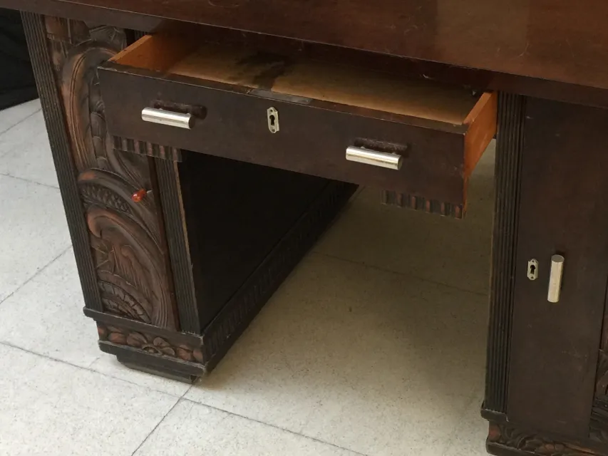 scrivania antica con cassetto aperto e decorazione dettagliata