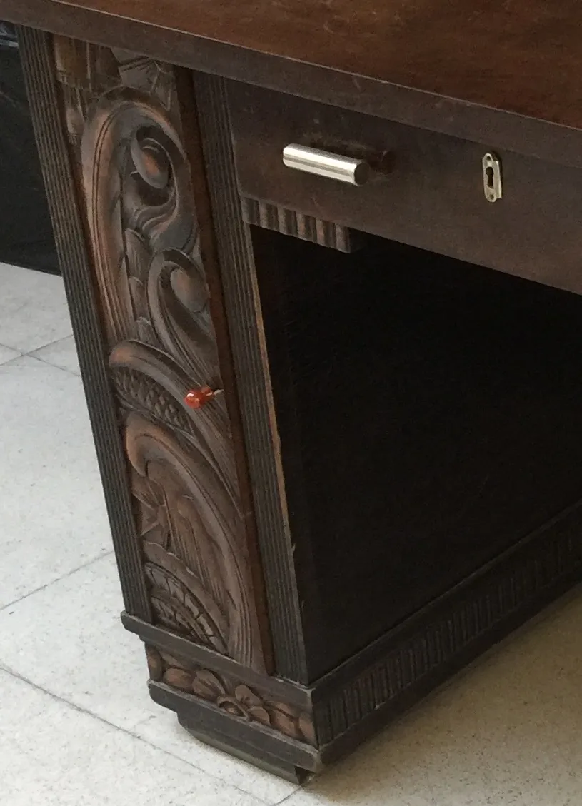 고풍스러운 책상, 복잡한 조각과 고전적인 환경.