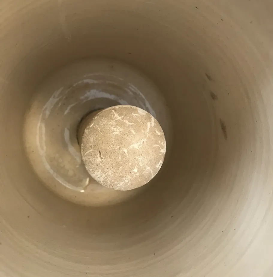 Interno di una antica ceramica in argilla con uno sfondo liscio