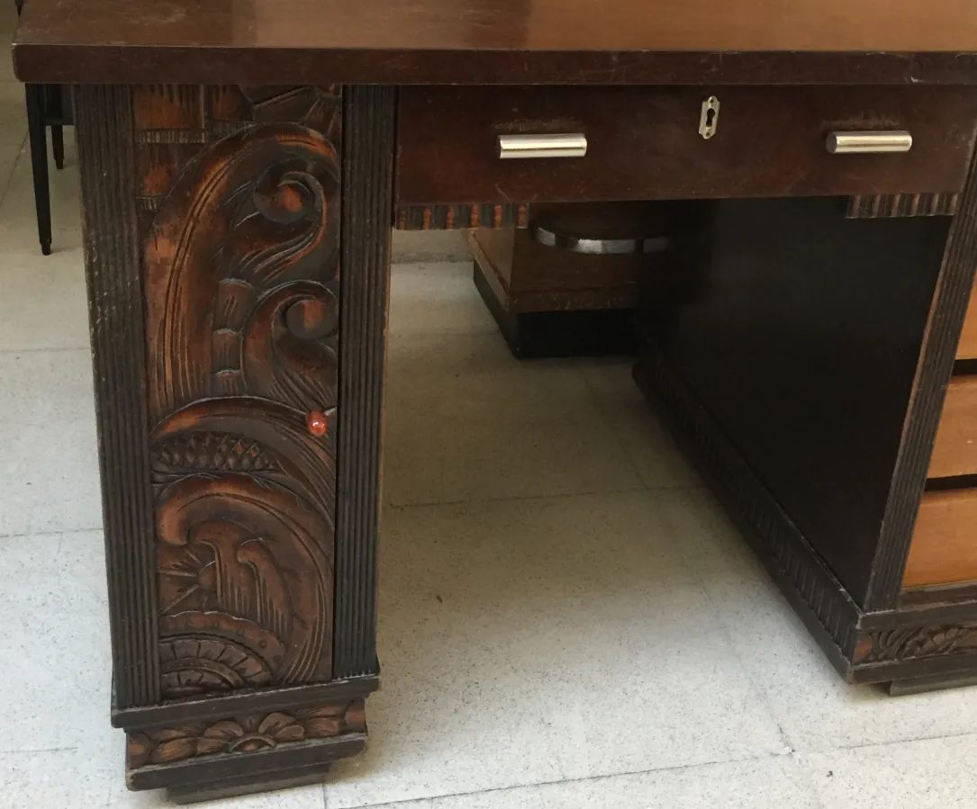 带有侧面雕刻的古董书桌。