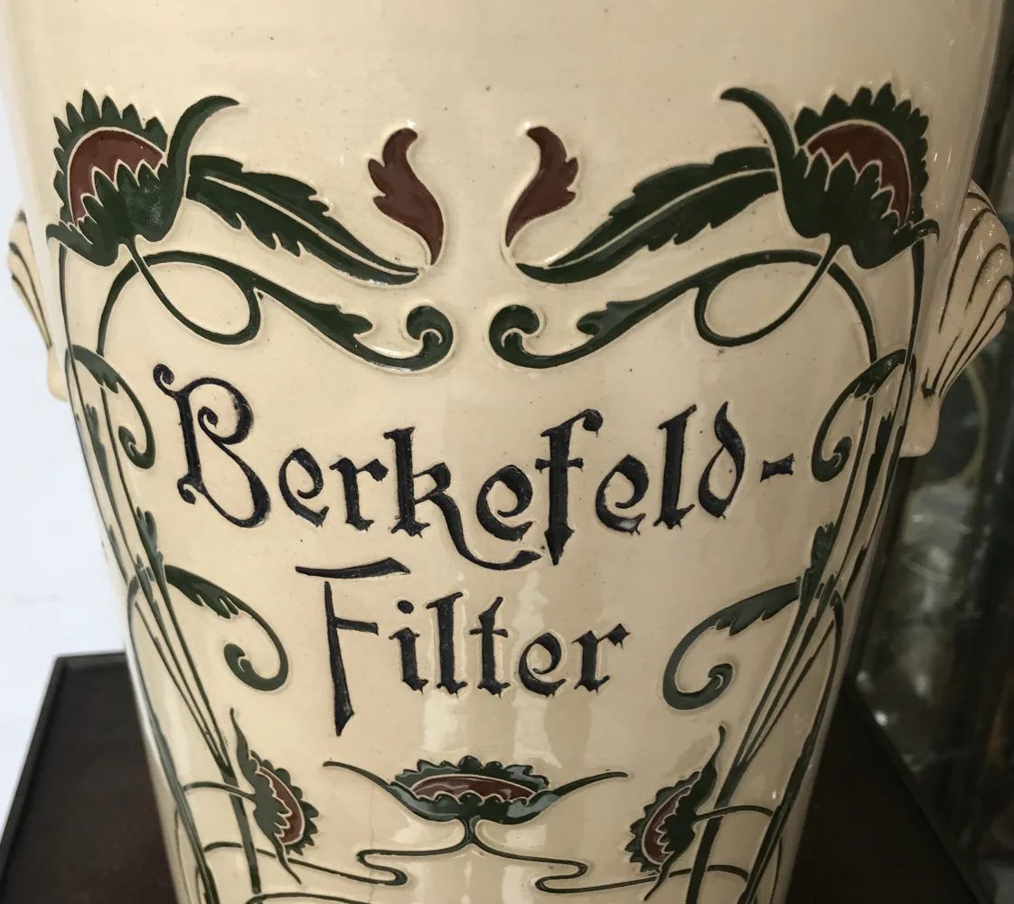 vaso de cerâmica antiga com detalhes florais