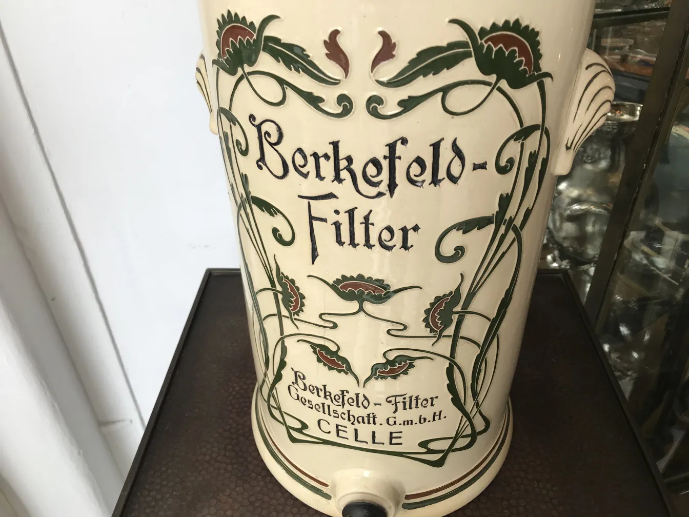 Grande vaso de cerâmica antiga com design floral colorido