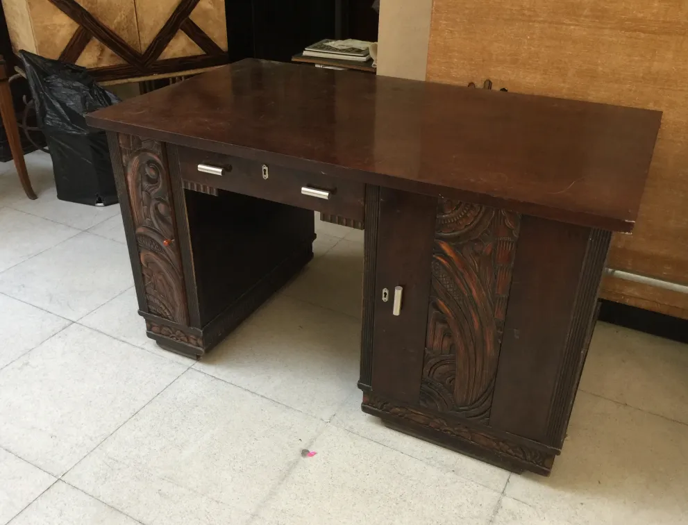 手作りのデザインのアンティークデスクが部屋に置かれています