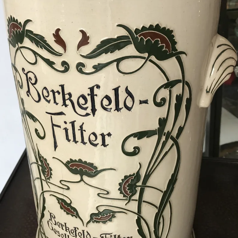 altes Berkefeld-Keramikgefäß mit floralem Design