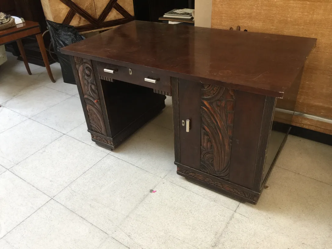 escritorio antigo com detalhes intrincados em um ambiente aconchegante