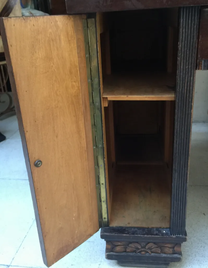 bureau ancien avec un compartiment fermé et des étagères internes