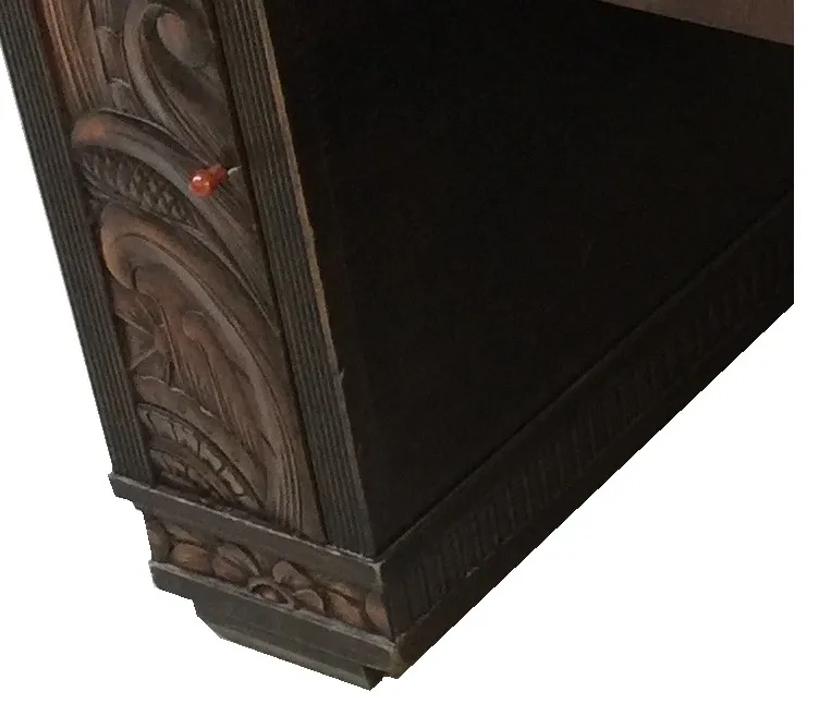 पुराने डेस्क का दृश्य जिसमें मेलवाले और गहने हैं