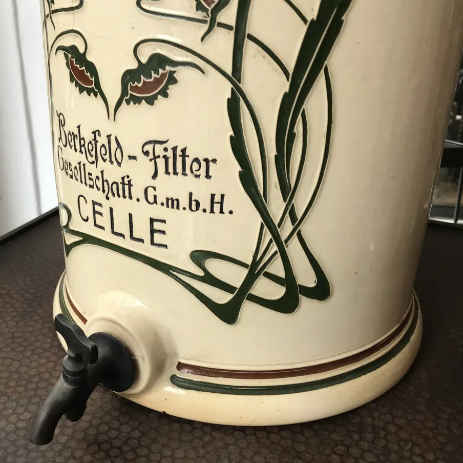 Antiga cerâmica com design floral e torneira, cor clara