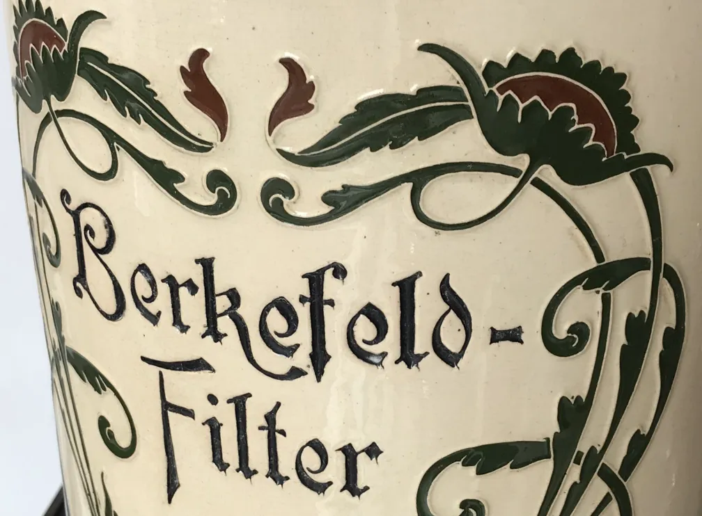 antike Keramikvase mit grünen und roten Blumen verziert