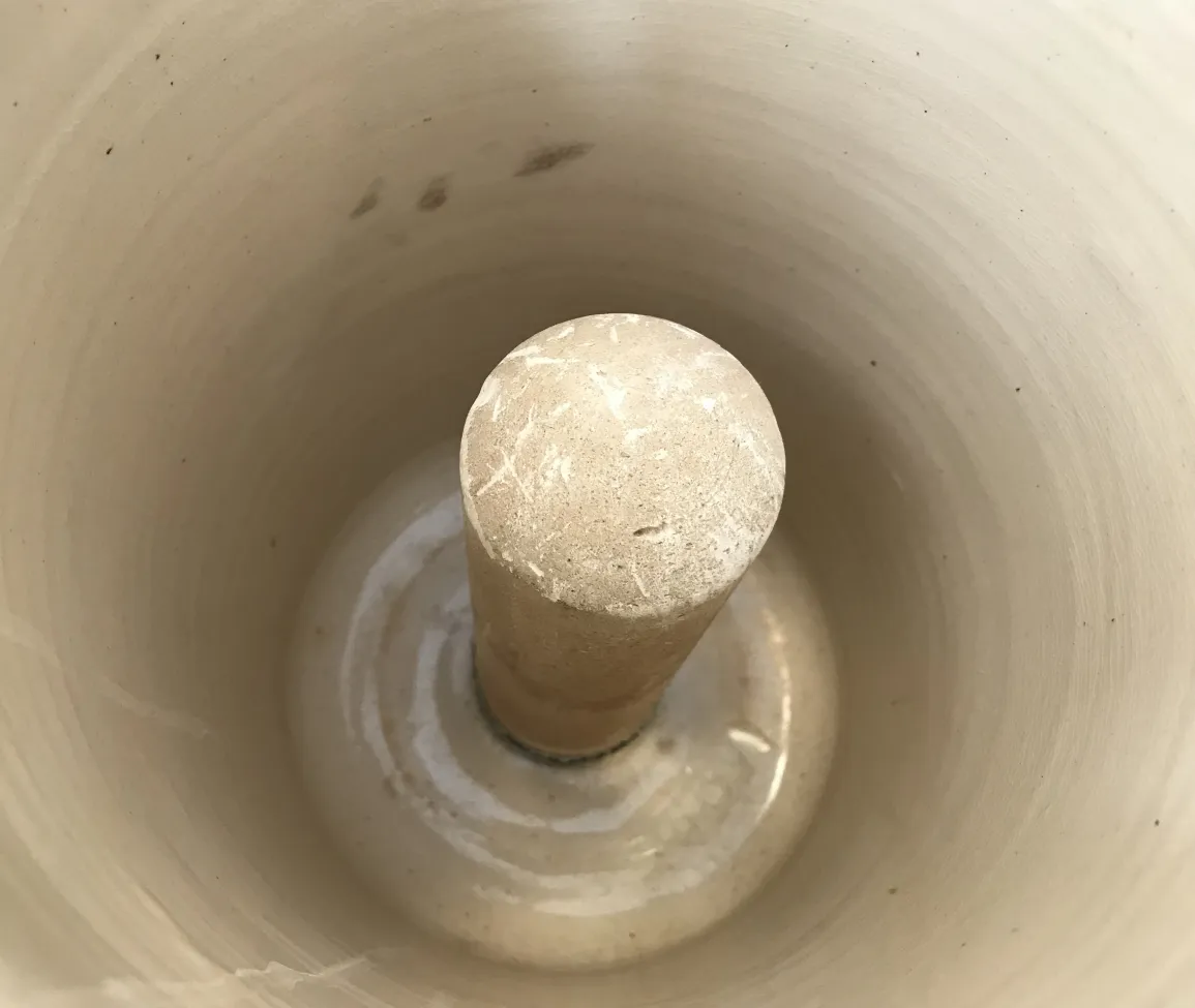 Intérieur d'un mortier en céramique antique de Berkefeld.