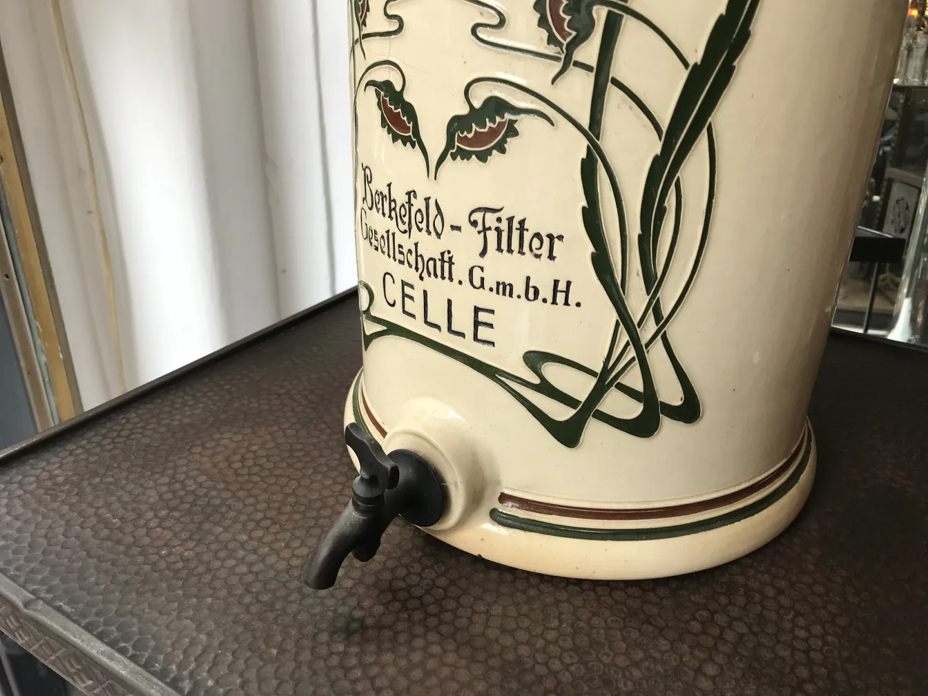 Antike Keramikkanne mit grünen Details und Siegel