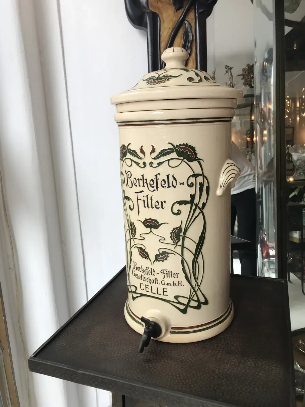 Antico filtro in ceramica Berkefeld con decorazione floreale.