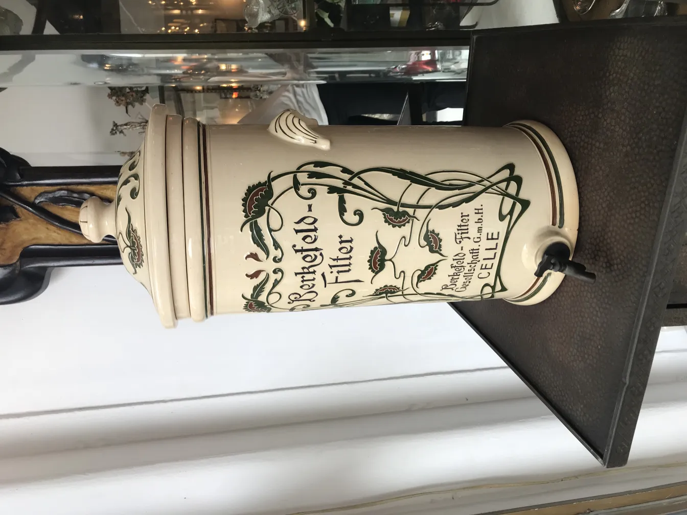 Céramique ancienne ornée de motifs floraux dans un cadre élégant.